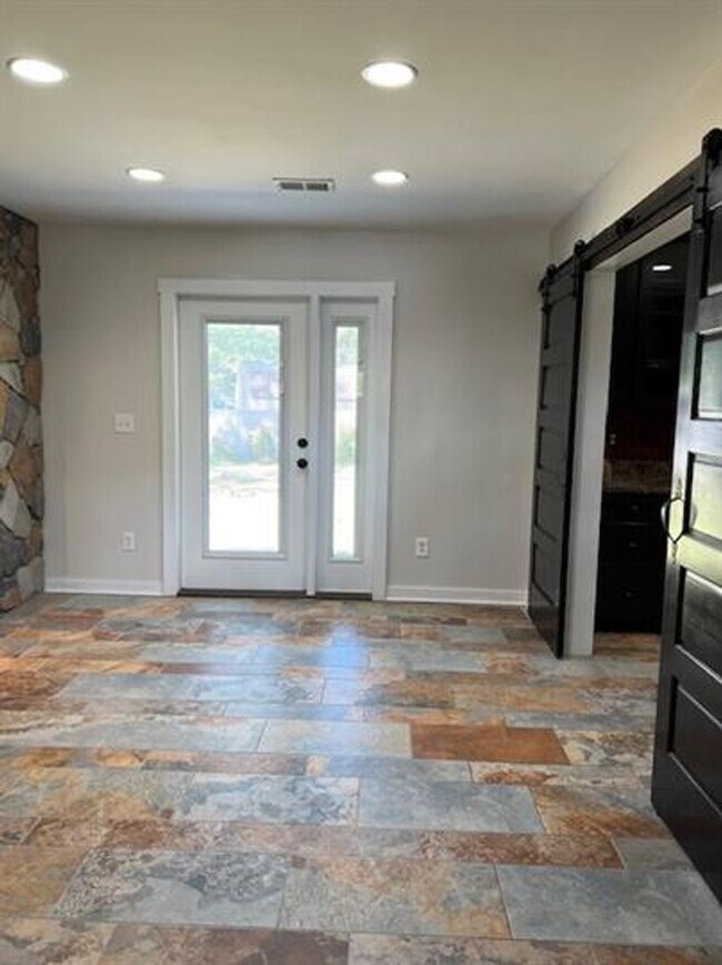 Building Photo - Renovated Brick Ranch Home