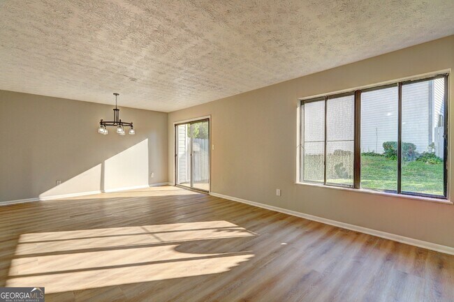 Building Photo - 288 Country Club Dr