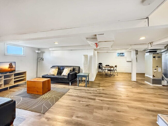 Building Photo - 1430 W Hendrickson Rd