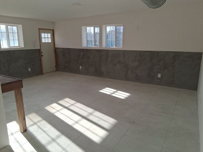 Building Photo - 4 bed, 2 bath, oversize 3 car garage for tradesmen, extra storage. tool trailers