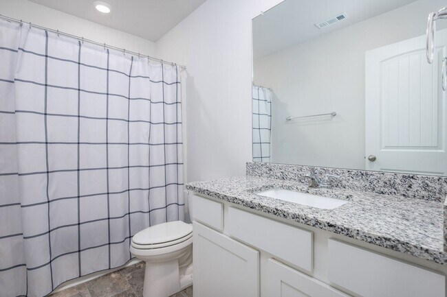 Building Photo - Bright 3-Bed End-Unit Townhome in Cedar St...