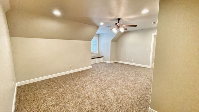 Building Photo - 1501 NE Greenbrier Ct