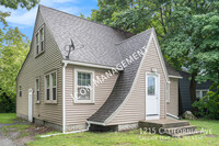 Building Photo - Don't Miss Out on this charming off campus...