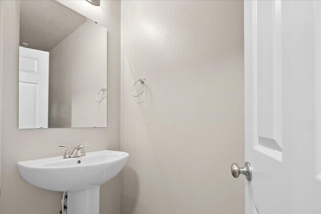 Building Photo - Beautiful Home 3 bed, 2.5 baths - Pet Friendly - Ready Now!