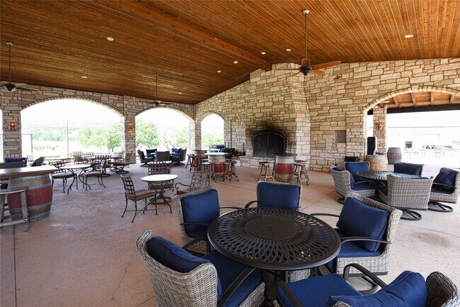 Building Photo - 565 Demarett Dr