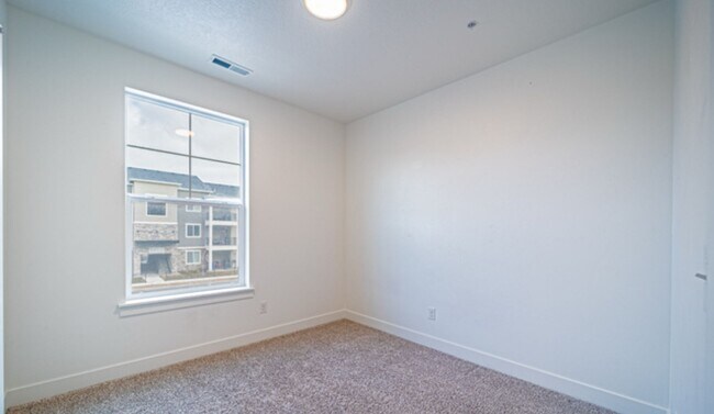 Building Photo - Amenity-Rich Top-Floor Condo in Lehi