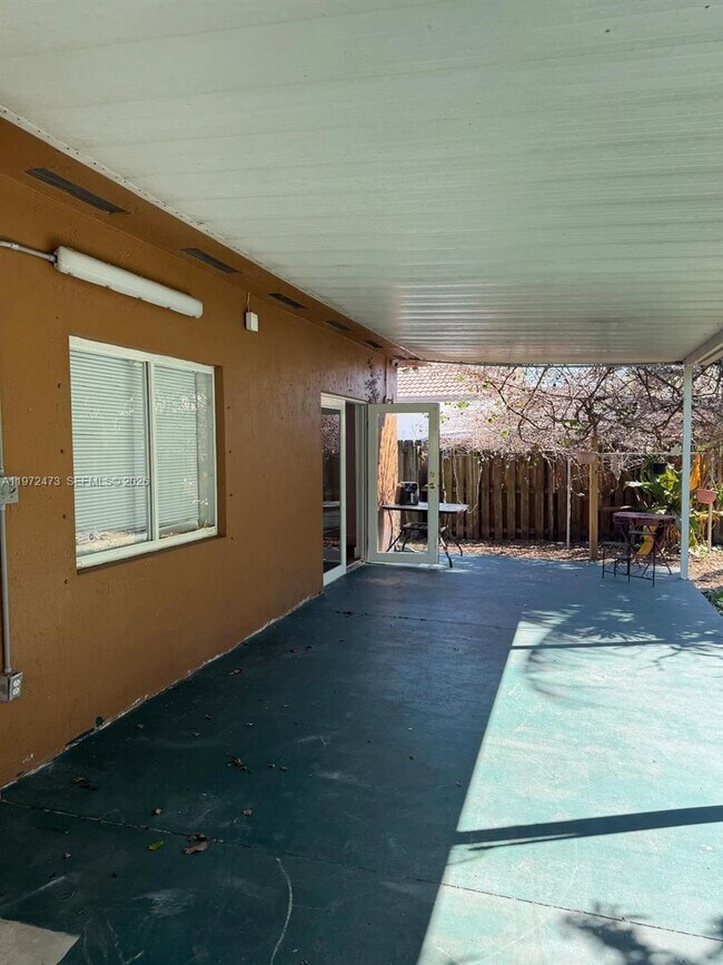 Building Photo - 718 SE 12th Ter