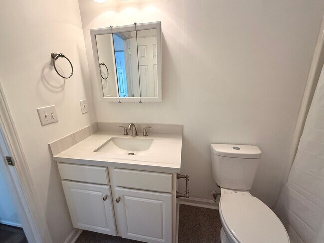 Building Photo - RENT SPECIAL! Updated Holten Place, top fl...