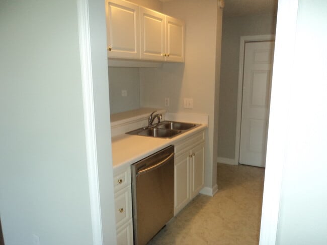 Building Photo - Cape Cottages Modern top floor unit with s...