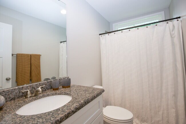 Building Photo - Charming 3-bedroom, 2.5-bath home nestled in the heart of Carthage