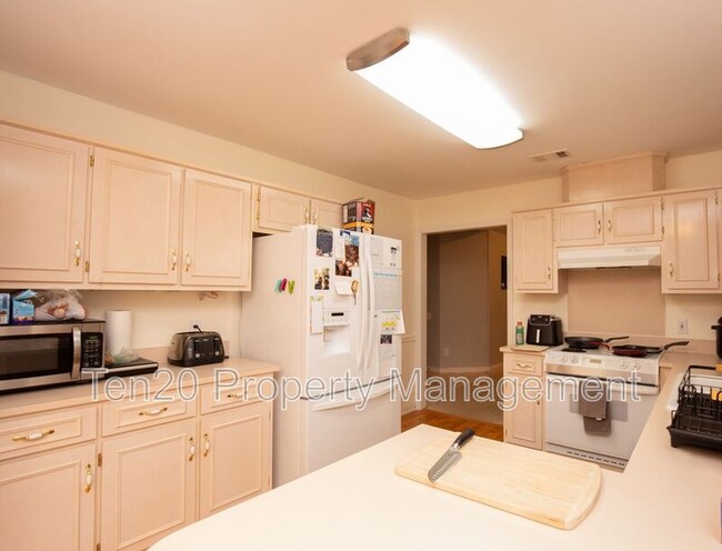 Building Photo - 185 Spruce Dr