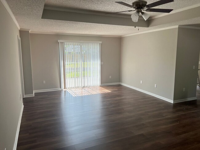 Building Photo - **FALL MOVE-IN SPECIAL: $500 OFF 1st MONTH...