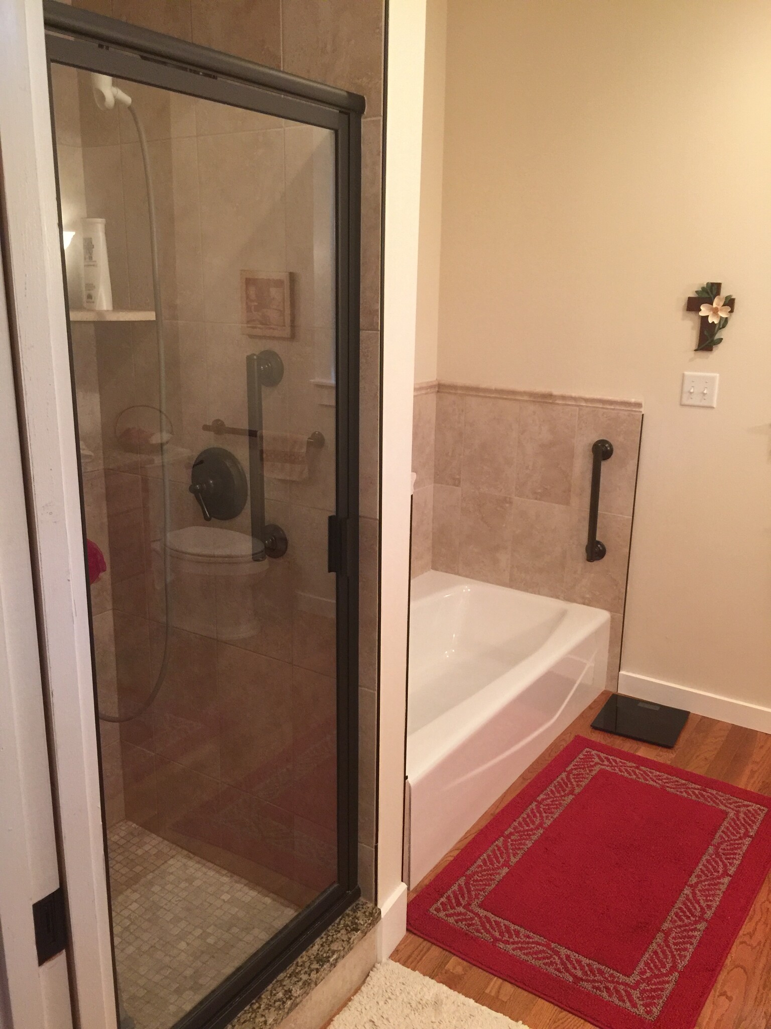 Full tub and separate shower - 876 Woodruff Place West Drive