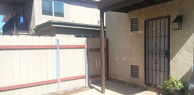 Building Photo - Upstairs 2 bed/1bath with private garage i...