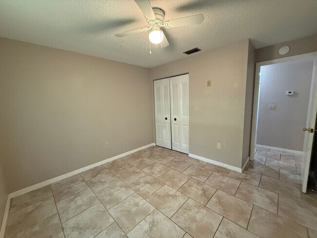 Building Photo - Spacious 2 Bedroom, 2 Bath, 2 car garage Home For Rent in New Port Richey!