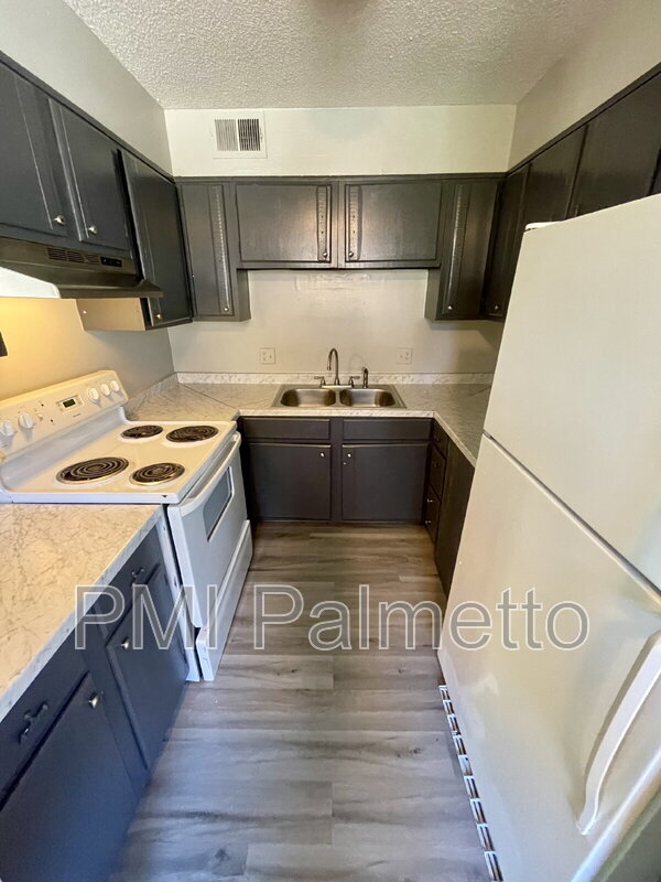 Building Photo - 1900 Tall Pines Cir