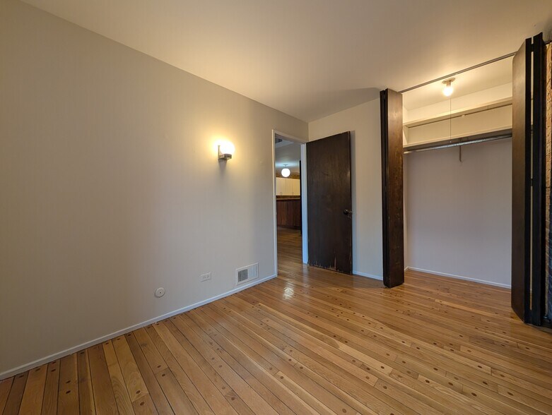 Building Photo - 602 W Surf St