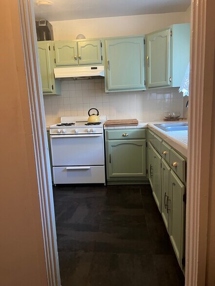 Kitchen - 2832 S Sycamore Ave