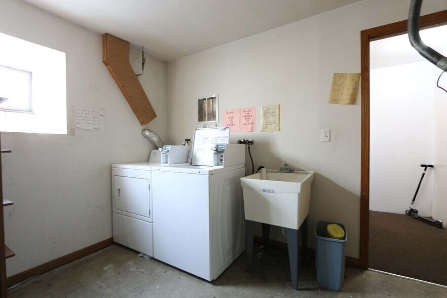 Building Photo - 2708 W 37th Plz