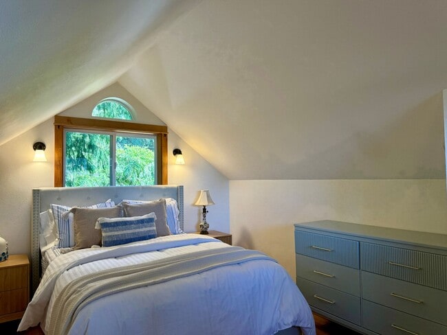 Building Photo - Absolutely Darling INDIANOLA cottage, full...