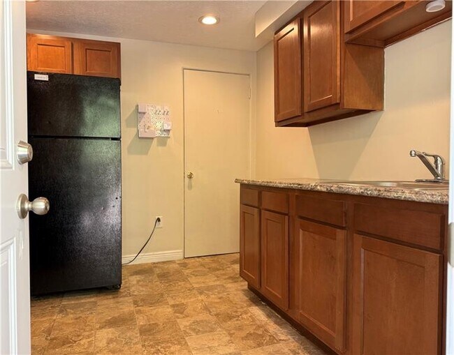 Building Photo - 823 Killarney Dr