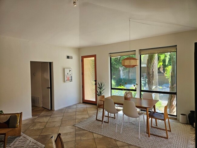 Building Photo - 2501 N Indian Canyon Dr