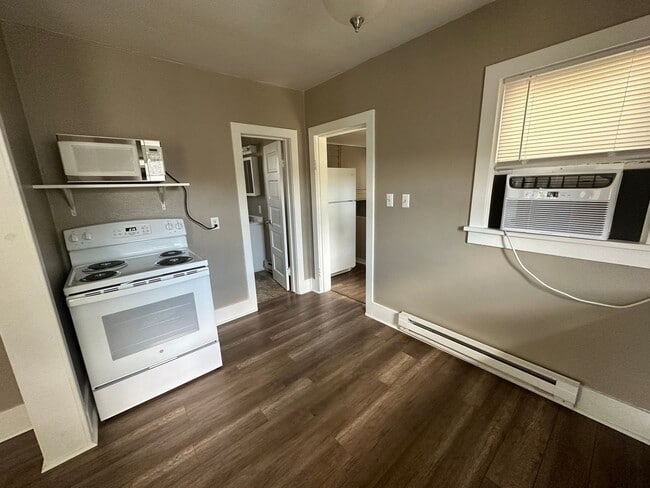 Building Photo - One bedroom, one and half bathroom, pet fr...