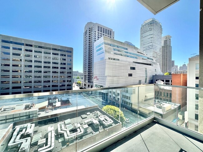 Building Photo - EPIC REA: GORGEOUS 1BD/ 1BA Condo w/ Amazing Views & Fabulous Rooftop