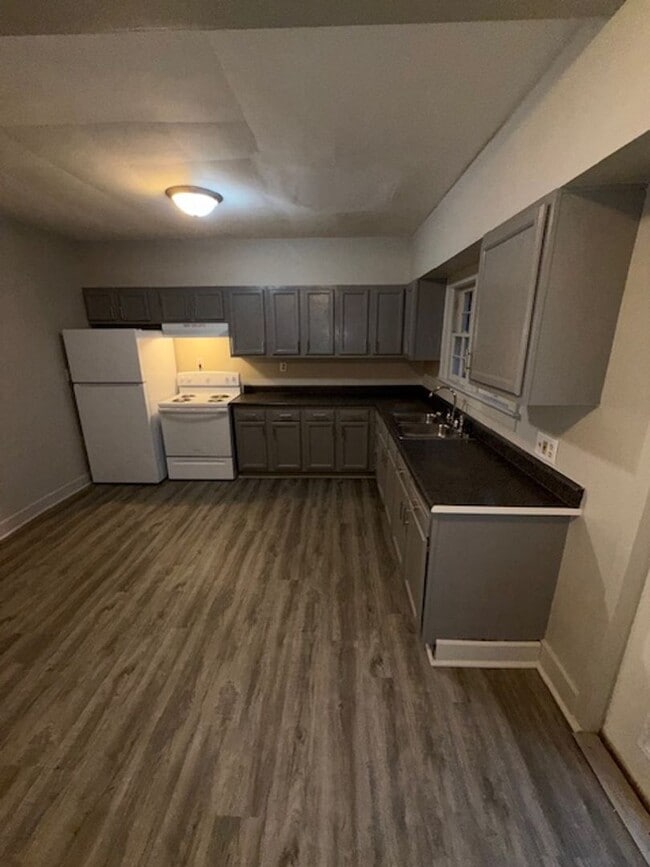 Building Photo - 511 S Evans Ave