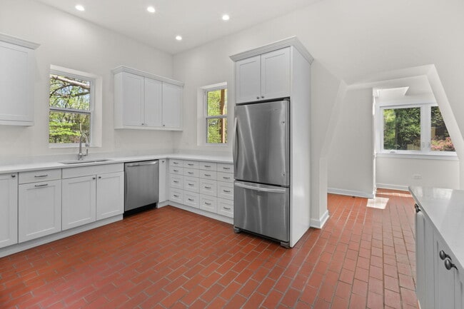 Building Photo - 1025 E 48th St