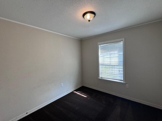 Building Photo - 207 Pinoak Ct W