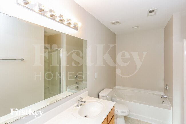 Building Photo - 511 Galesburg Dr