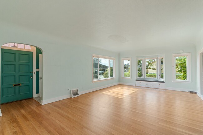 Building Photo - 404 Pioneer Ave E