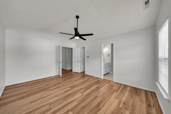 Building Photo - Beautifully Remodeled and Modern Home in Yorktown!