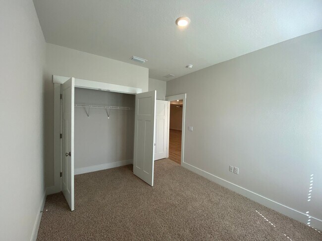 Building Photo - 3398 Southwind Dr