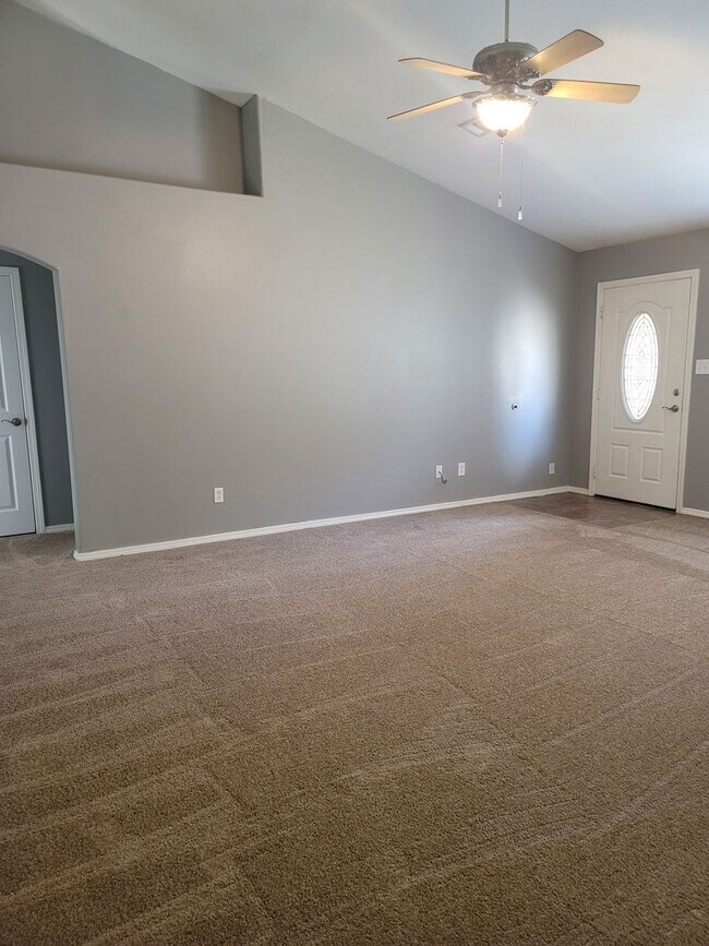 Building Photo - Beautiful 4 Br for Rent in Van Buren!! Com...