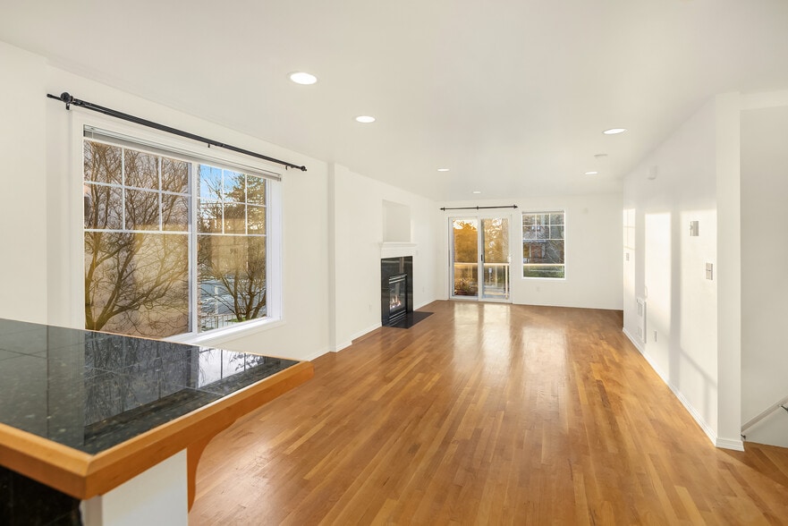 Building Photo - 11708 Greenwood Ave N