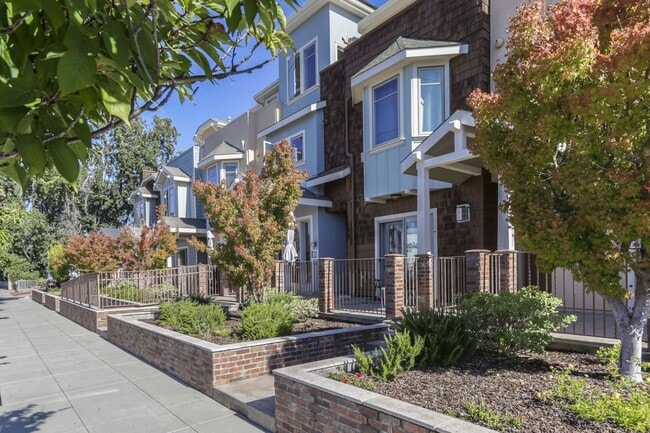 Building Photo - Open and Bright 2 bed/ 1.5 bath town-home ...