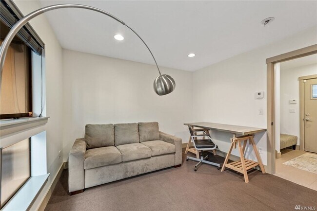 Building Photo - 2Bd/1.75Ba Seattle Townhouse
