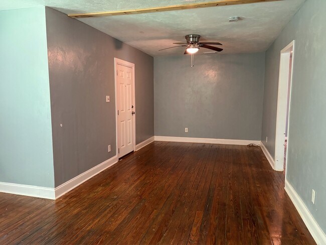 Building Photo - 733 Putnam Dr