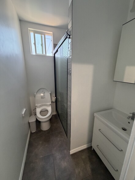 Bathroom - 1114 W 57th St