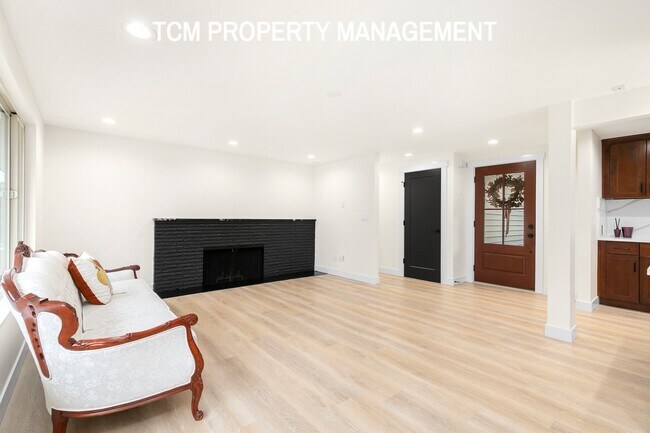 Building Photo - 1121 E Guiberson St