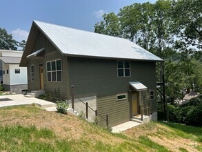 Building Photo - West AVL - 1/1 Like New Duplex