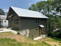 Building Photo - West AVL - 1/1 Like New Duplex