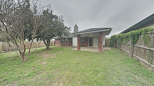 Building Photo - A Beautiful Spacious 3 Bedroom 2 Bathroom Home in Mustang Schools