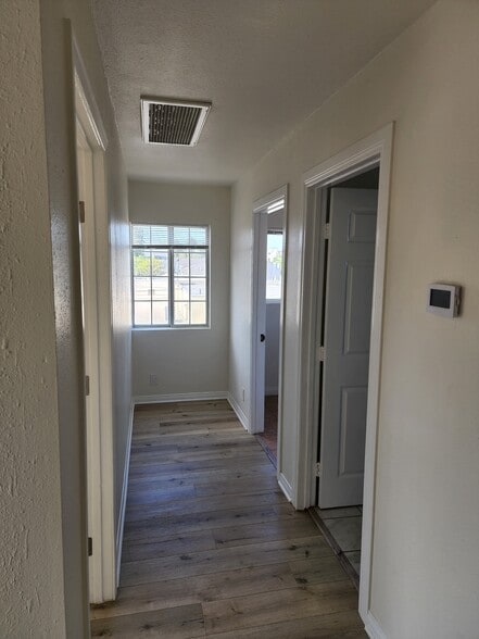 Building Photo - 2134 S Cloverdale Ave