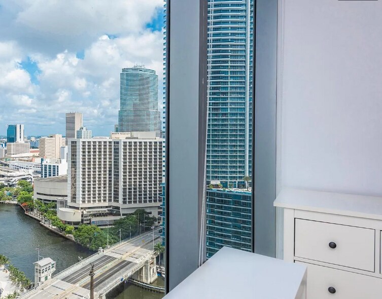 Building Photo - 475 Brickell Ave
