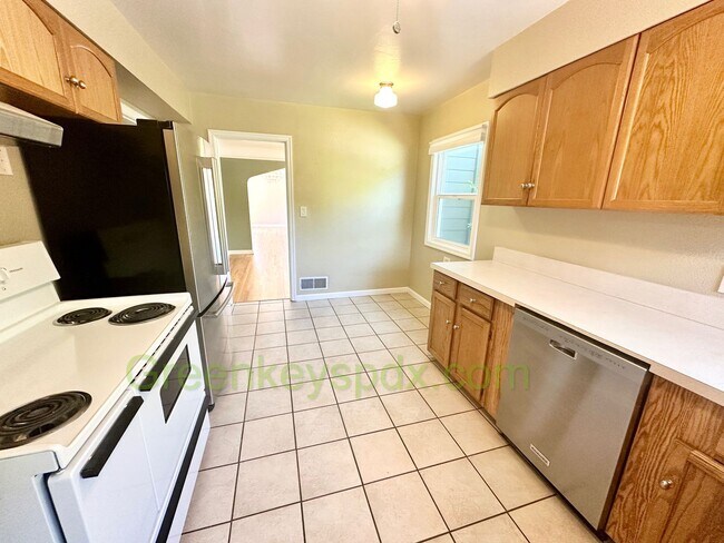 Building Photo - Huge 4 Bedroom 2 Bath House across from Rose City Golf Course