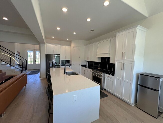 Building Photo - 607 Covington Walk Ln S