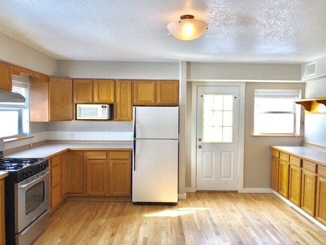 Building Photo - Perfect locale 3 Bed/2Bath Single Family H...